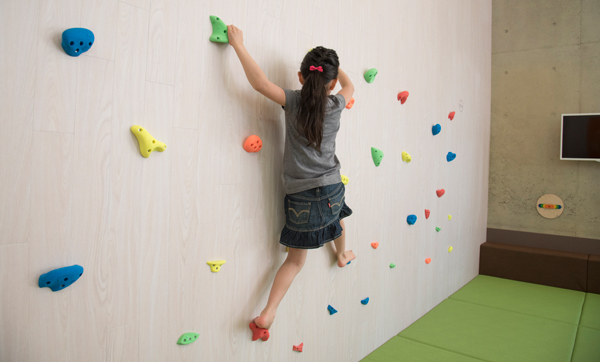 ボルダリングも楽しめるキッズコーナー