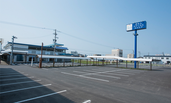 160台収容の広い駐車場